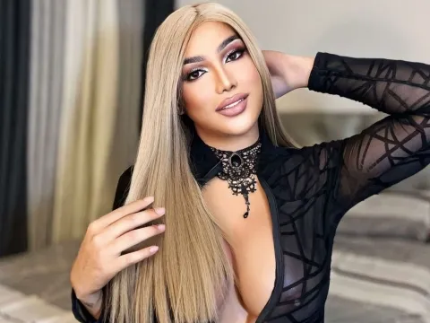 Have a live chat with webcam model EmeraldVersace